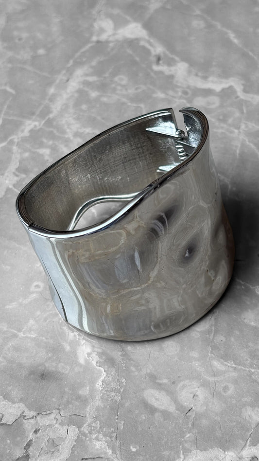 Silver Chic Wavy Bangle